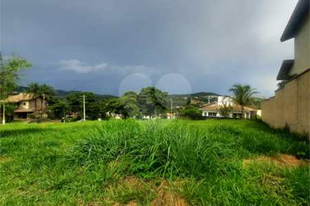 Lindo terreno de 450m², localizado no Condomínio Vilaggio Caprirccio