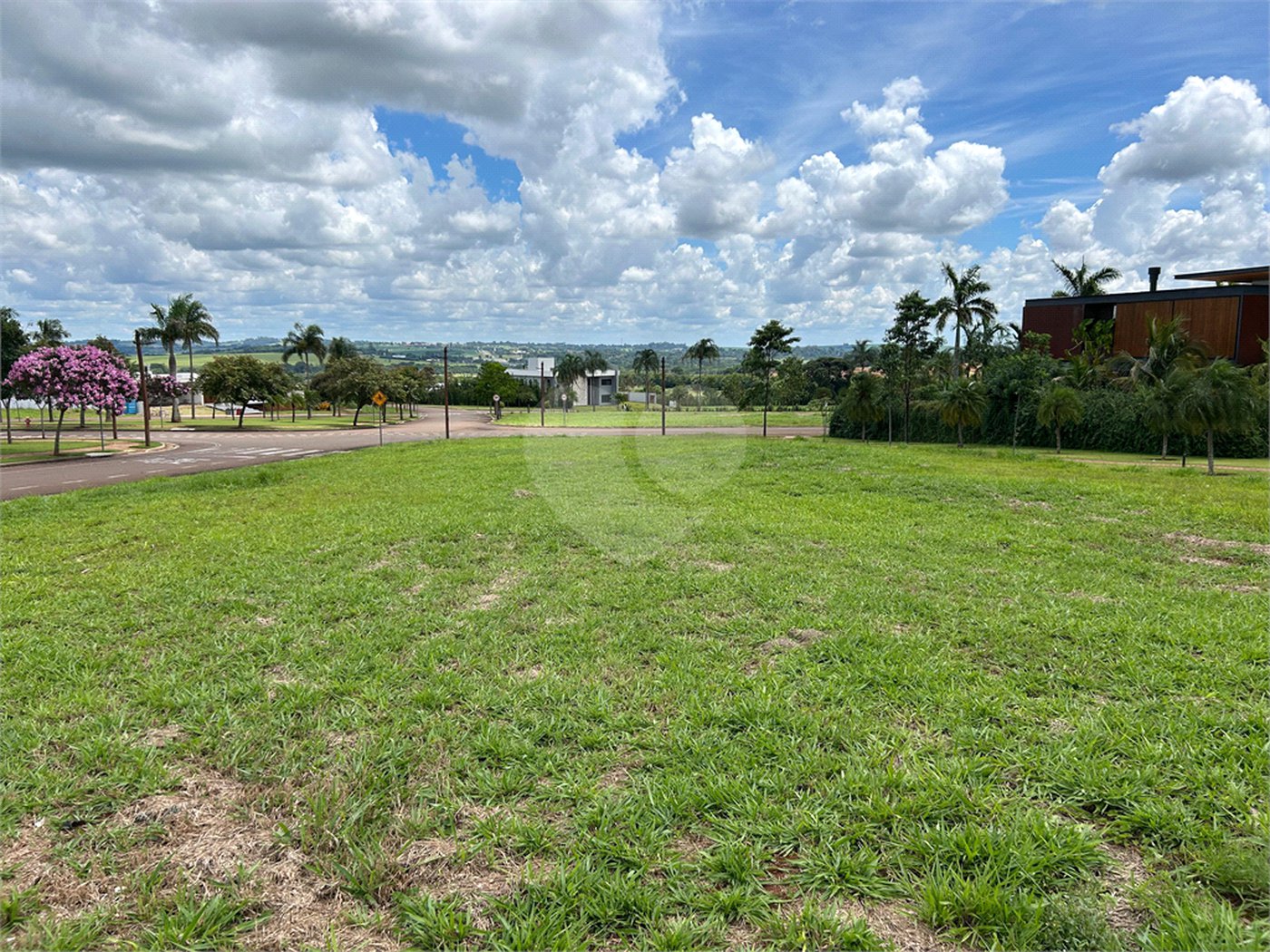 Terreno no condomínio Damha Golf em frente área de lazer com 1.404,40 m²