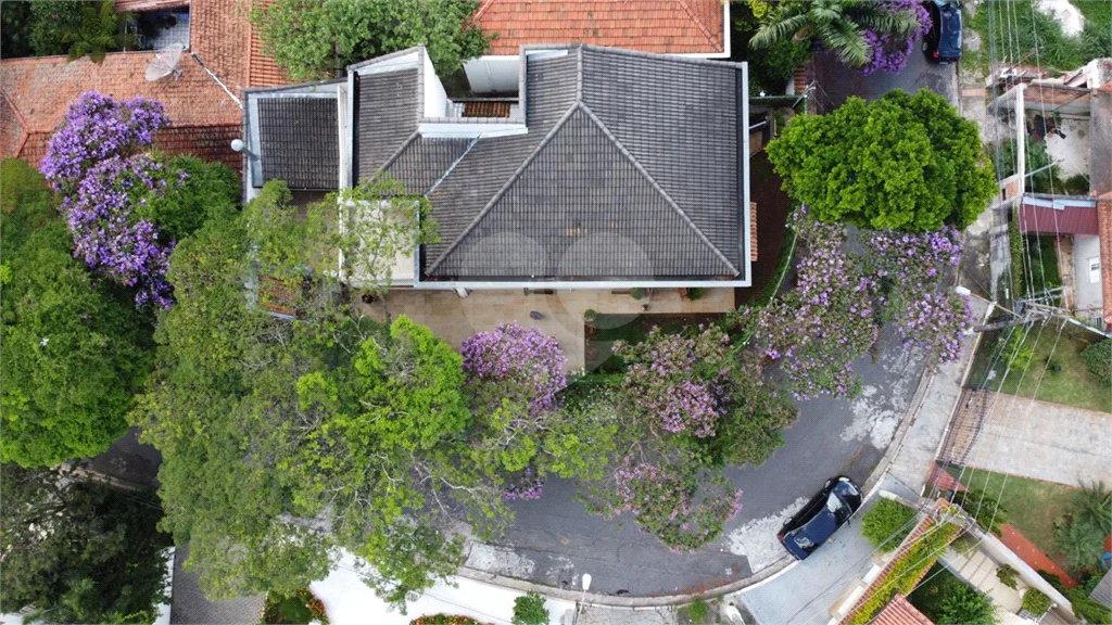 Lindo sobrado, possui 3 dormitórios, sendo 1 suíte master com sacada, banheira, e 4 vagas