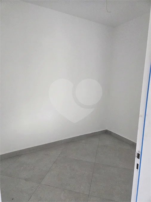 Apartamento com 48m², distribuídos em 2 dormitórios, sala, cozinha e 1 banheiro.