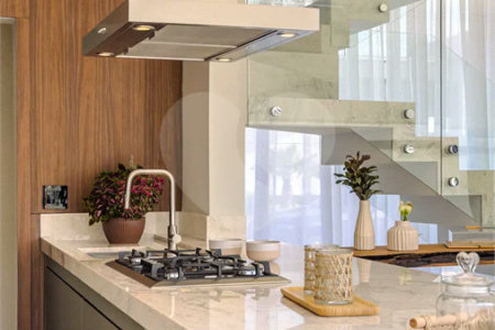 Indaiatuba - Condominio Villa Sapezal - 318 m² de Terreno - 230 m² de Área Construída - 3 suítes, sendo 1 Master com closet planejado - Sala de TV - Sala de estar integrada à Sala de jantar - Cozinha com móveis planejados - Despensa - Escritório planejado - Lavabo - Piscina com preparação para aquec