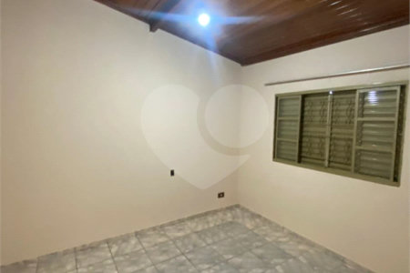 Casa Térrea com 3 dormitórios, sendo 2 suítes.
