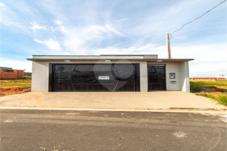 Indaiatuba- Jardim Bom Sucesso - Venda: R$ 765.000,00 - Área total: 150m² Área construída: 115m² - 3 dormitórios sendo 1 suíte com armário planejado; Cozinha integrada; Sala para dois ambientes; Banheiros com box gabinetes e espelhos; Área gourmet com churrasqueira a carvão e móveis planejados;