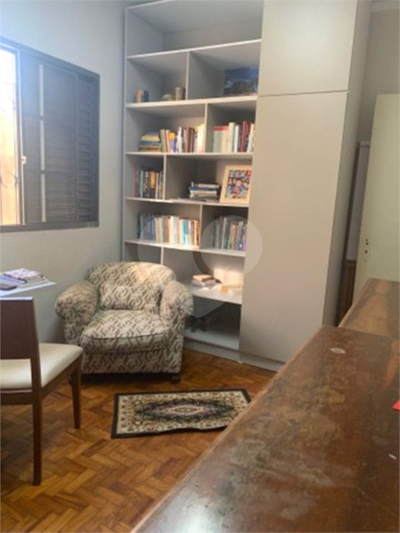 Casa térrea com 3 dormitórios, sendo 1 suíte .