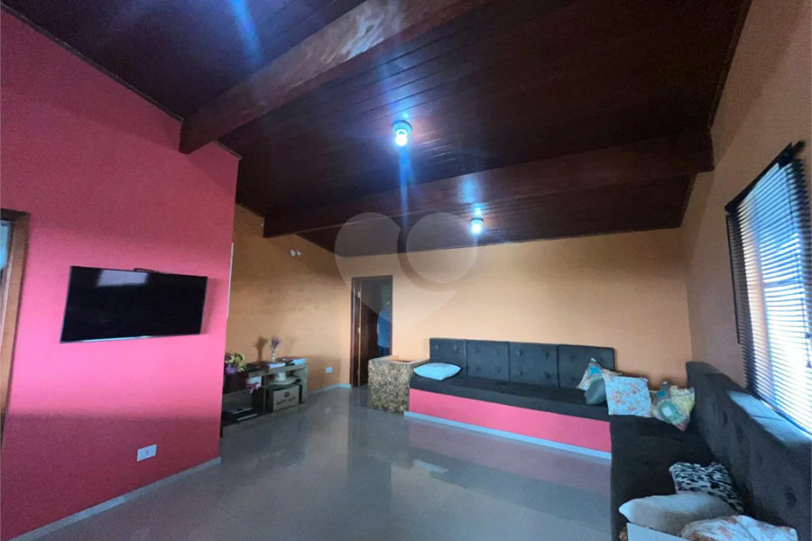 Casa ampla no bairro Terra Rica com 3 pavimentos e excelente estrutura.