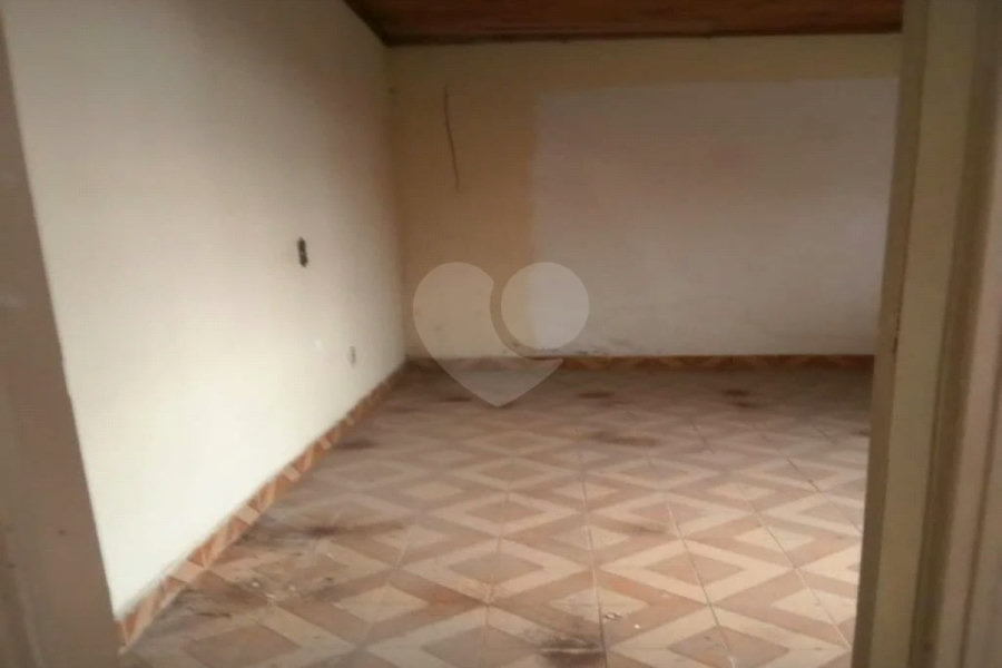 Sobrado grande com 2 garagens, 4 dormitórios.