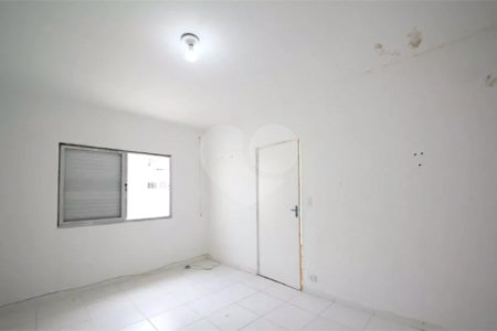 Casa à venda no Campo Belo de 200 metros quadrados, com 3 casas no terreno.