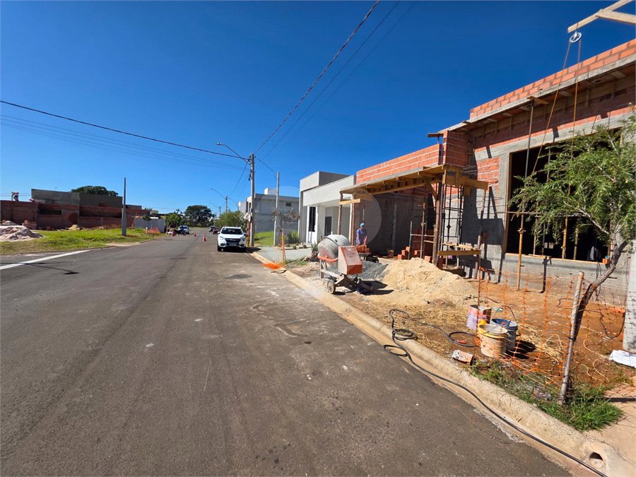 Casa térrea 3 dormitório 1 suíte com closet à venda no Condomínio Vileneuve,