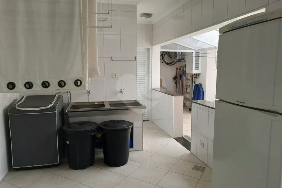 casa térrea na Vila Romana, 07 vagas de garagem, 4 quartos,, sendo 1 suíte amplo quintal.