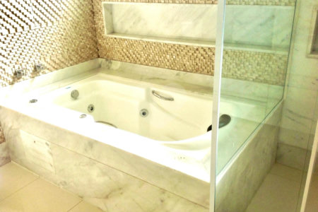 Indaiatuba - Casa no Condomínio Amstalden - Sobrado - 4 suítes - 2 banheiros sociais - Piscina aquecida com Hidro - Móveis planejados - 334,89 de obra - 370 construção com a piscina - IPTU 513,00 - Condomínio 1091,00 - Condomínio com salão de festa - Quadra de futebol - Lago para pescas
