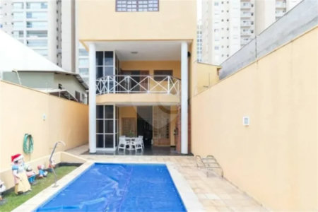 Casa com 3 dormitórios sendo 3 suítes com 03 vagas de garagem.