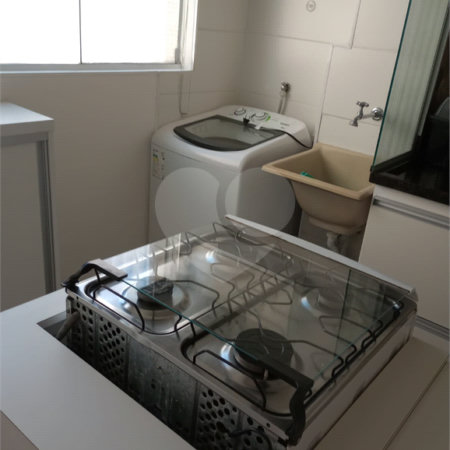 01 Dormitório, todo reformado, Semi Mobiliado com 01 Vaga de Garagem