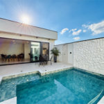Indaiatuba - Sp - Condominio Maria Candida - R$ 2.250.000,00 - 3 suítes, sendo 1 master com closet e banheiro com duas cubas e dois chuveiros - Escritório - Piscina em Alvenaria aquecida e Hidro com Iluminação - Ar Condicionado instalado em todos os quartos, escritorio, sala e area gourmet