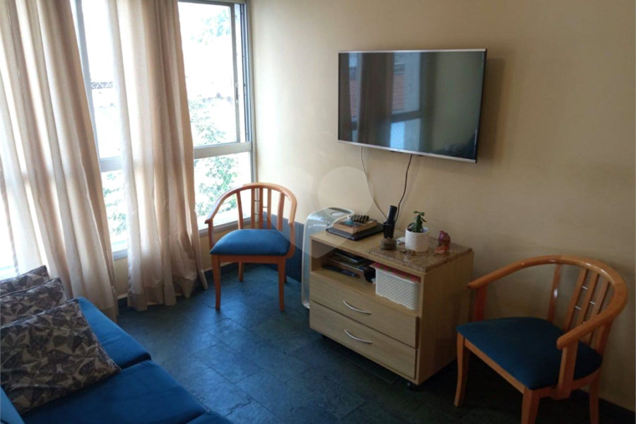 Lindo apartamento, muito bem conservado, com bom espaço interno.