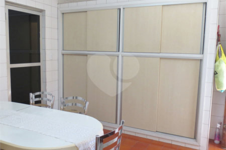 Casa térrea à venda na Saúde c/ 170m2 de construção - 3 Quartos/1 Suíte/4 Vagas na garagem