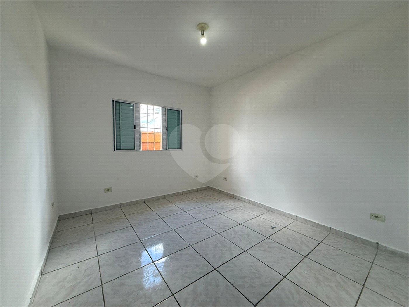 Casa térrea em Atibaia com 2 dormitórios, 2 vagas de garagem, quintal nos fundos, aceita financiamento