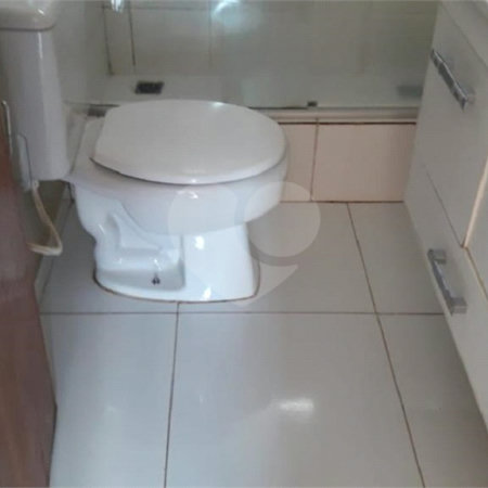 Casa térrea no Condomínio Samambaia.