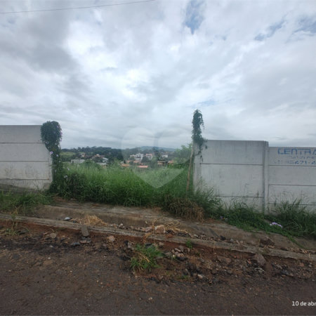 Terreno em Atibaia com 990 metros, pronto para construir, topografia declive, aceita financiamento