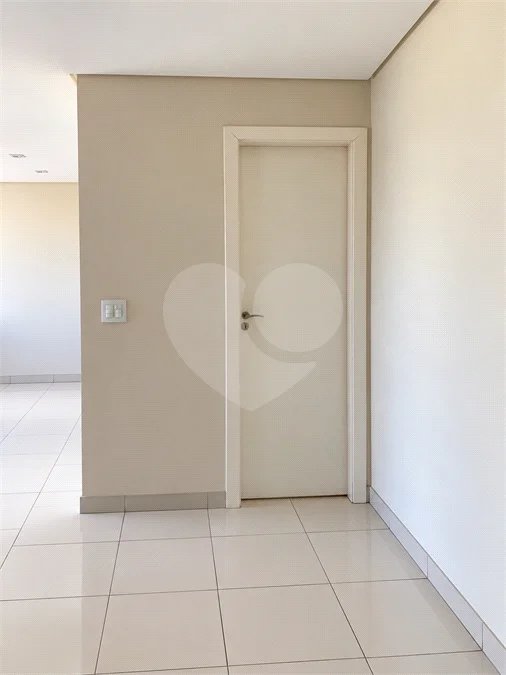 Cobertura de 255 m² com 3 dormitórios, 1 suíte, cozinha planejada, 2 vagas e área gourmet com churrasqueira.