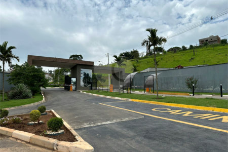 Terreno em condomínio fechado com 1.086 metros, pronto para construir, ampla área de lazer, aceita financiamento