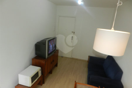 Apartamento mobiliado na Bela Vista de 36m² com 1 vaga de garagem.