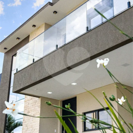 Indaiatuba - Condomínio Milano - Sobrado - 350 m² de terreno - 240 m² de área construída - 4 vagas de garagem, sendo 2 cobertas - Salas de estar e jantar integradas - 3 suítes com closet e varanda no pavimento superior - Escritório no térreo - Espaço gourmet com churrasqueira - Banheiro externo