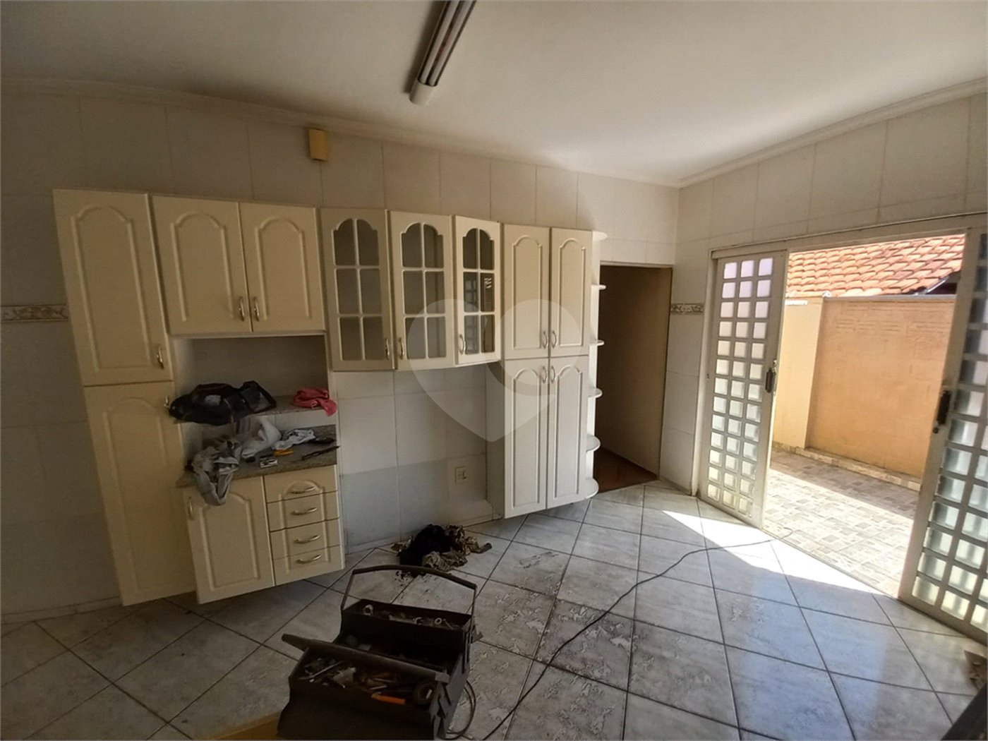Casa térrea com 3 dormitórios, sendo 1 suíte.