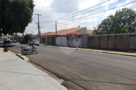 Terreno plano com boa localização no Cruzeiro do Sul .