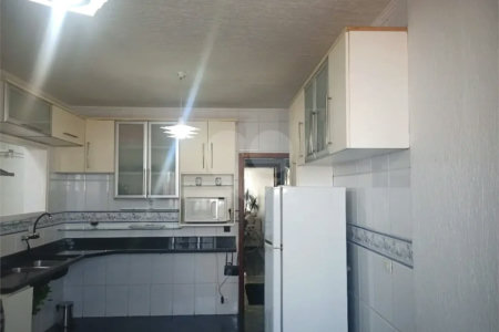 Sobrado de 242 m² com 3 Suítes e 4 Vagas de Garagem no Ipiranga