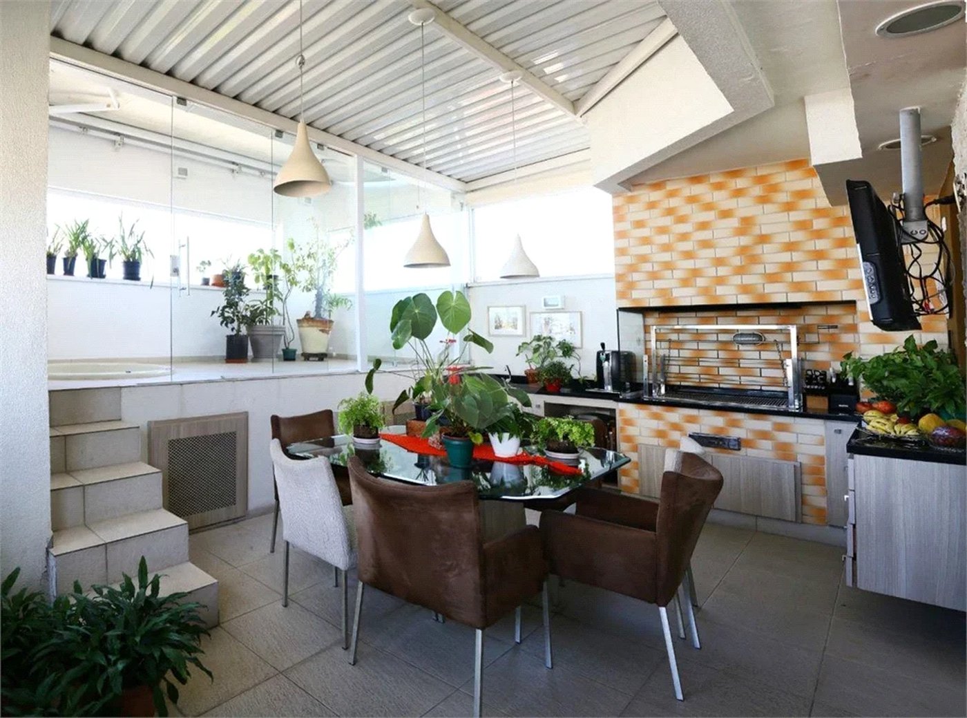 Apartamento à venda com 3 quartos, sendo 1 suíte, e 4 banheiros no total.