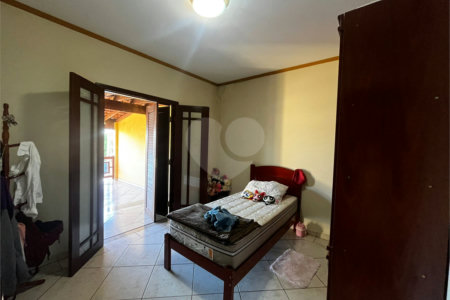 Casa à Venda na Rua Principal do Parque Fehr com Aquecedor Solar