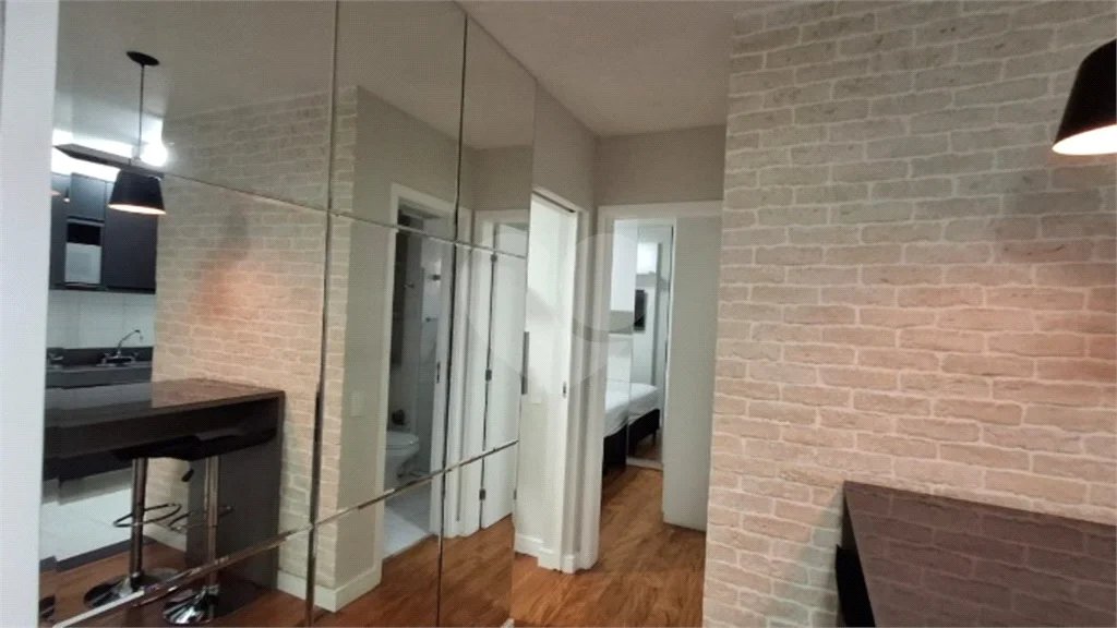 Apartamento com dois dormitórios sendo um climatizado, com duas vagas de garagem.