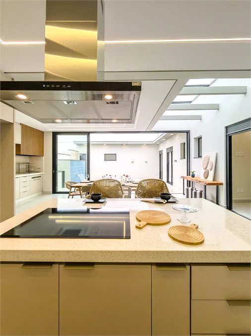 Casa Térrea – Condomínio Maria Cândida - 300 m² de terreno - 212 m² de área construída - 4 vagas de garagem, sendo 2 cobertas - Sala de jantar e estar integradas, com pé-direito duplo e cortina - 3 suítes com ar-condicionado, sendo 1 master com closet – planejado – Roupeiro – Escritório - Cozinha