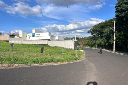 Terreno amplo localizado a venda.