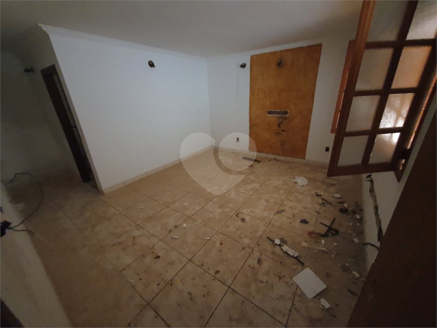 Casa térrea com 5 dormitórios, sendo 2 suítes.