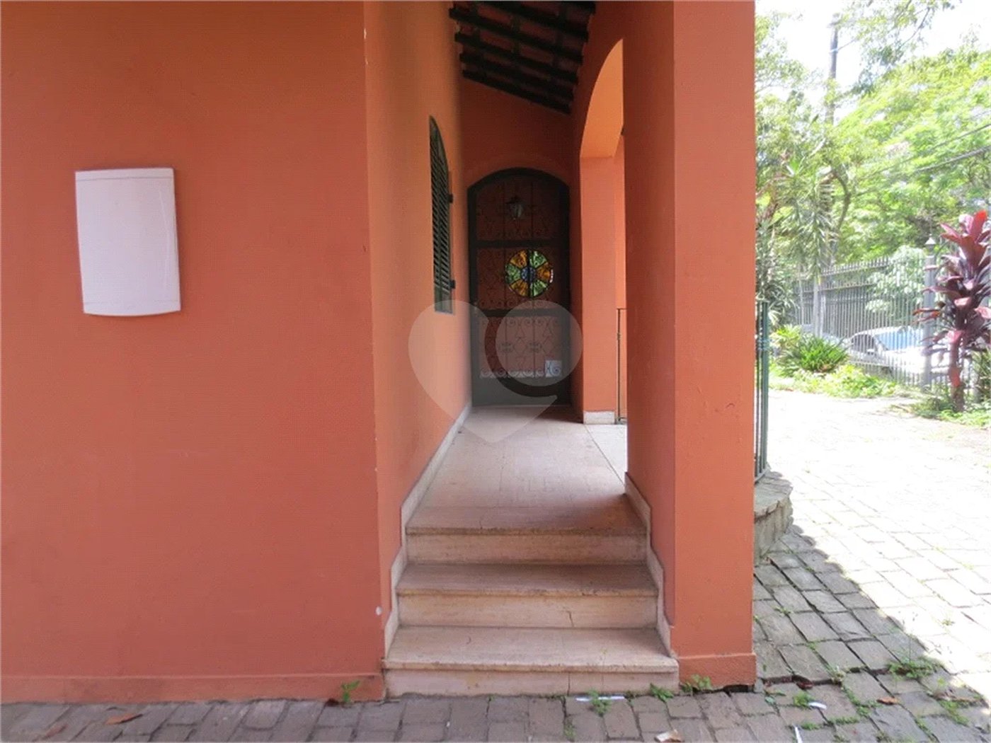 Casa no Pacaembu com ótima distribuição e amplo quintal em terreno em declive