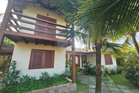 Casa com 4 suítes, piscina privativa e ampla área gourmet.