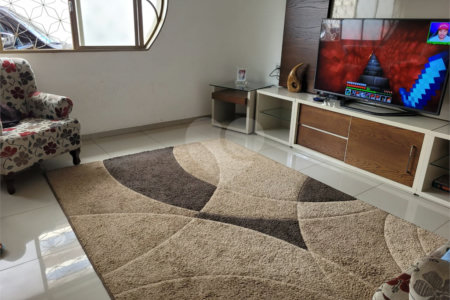 Casa térrea com 2 dormitórios, sendo 1 suíte.