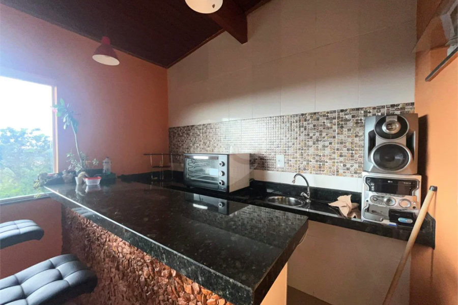 Casa ampla no bairro Terra Rica com 3 pavimentos e excelente estrutura.
