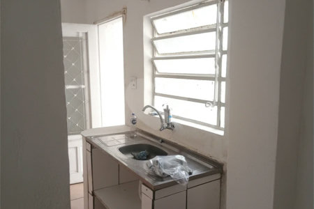 Casa de 1 dormitório com quintal e jardim na Vila Ipojuca!