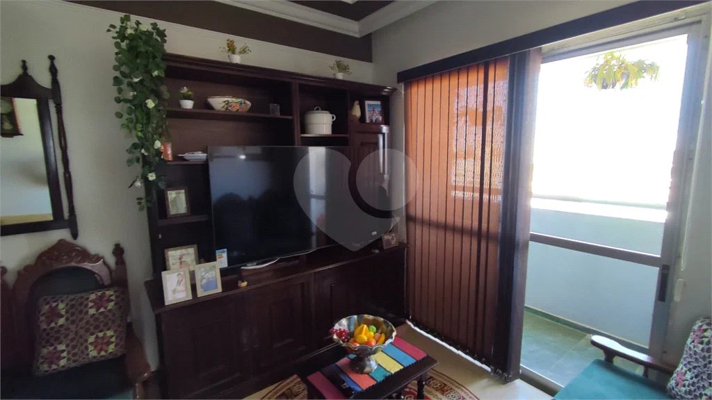 Vende-se apartamento de dois dormitórios no Edifício Marseille, no Centro de Piracicaba;