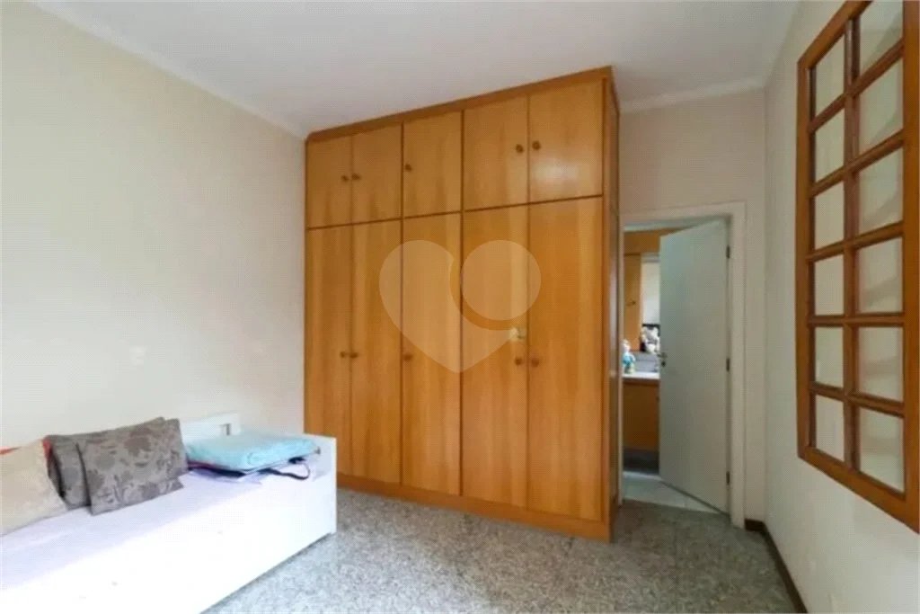 Casa com 3 dormitórios sendo 3 suítes com 03 vagas de garagem.