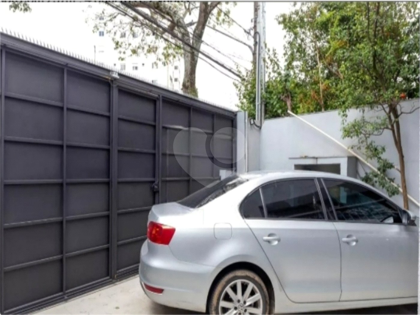 Sua oportunidade única na Vila Gumercindo! Casa espaçosa de 257m² com 4 dormitórios (sendo 2 suítes), 2 vagas de garagem e excelente localização, venda.