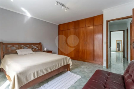 Sobrado no Jabaquara com 280m², 3 dormitórios, quintal amplo, varanda e 3 vagas de garagem.