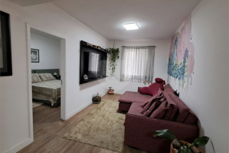 Amplo apartamento à venda totalmente reformado, sala ampliada, quarto, escritório, cozinha integrada e banheiro com box e banheira.