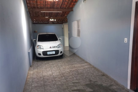 Casa Térrea com 3 dormitórios, sendo 1 suíte.