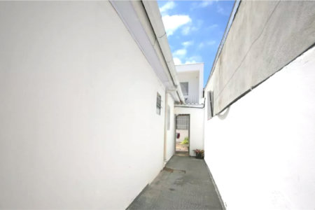 Casa à venda no Campo Belo de 200 metros quadrados, com 3 casas no terreno.