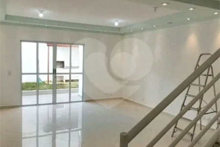 Casa á venda com 230m², 4 dorms, 2 suítes e 4 vagas na Vila Clementino. Estuda permuta.
