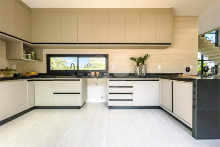 Indaiatuba - Condomínio Milano - Sobrado - 350 m² de terreno - 240 m² de área construída - 4 vagas de garagem, sendo 2 cobertas - Salas de estar e jantar integradas - 3 suítes com closet e varanda no pavimento superior - Escritório no térreo - Espaço gourmet com churrasqueira - Banheiro externo