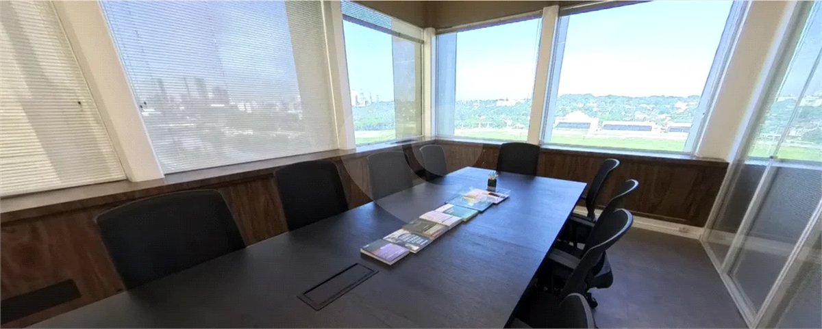 Sala comercial de 198m² com vista em Pinheiros